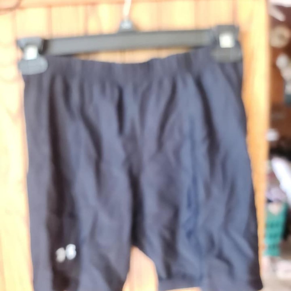 UNDER ARMOUR BLACK BIKE SHORTS ~ WOMENS BLACK SIZE MEDIUM ~ PLEASE READ